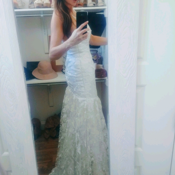 Wedding dress - Picture 1 of 3